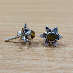 Boucles d'oreilles clous œil de tigre 2,4 grammes, sertissage fleur tendance avec diamant et perle pour mariage, fiançailles, anniversaire ou cadeau - Product Image 1