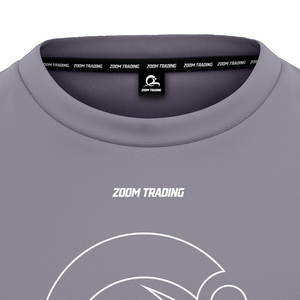 เสื้อยืดแขนสั้นสีเทาสำหรับผู้ชาย ZOOM TRADING พิมพ์ลายโลโก้ด้านหน้า ทรงปกติ สวมใส่สบาย เป็นมิตรกับสิ่งแวดล้อม ป้องกันรังสียูวี ระบายอากาศได้ดี ผลิตจากโพลีเอสเตอร์ 100% - Product Image 3