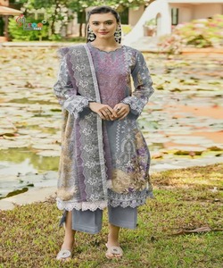 LehengaCholi pour femme en velours rouge avec paillettes brodées - Product Image 6