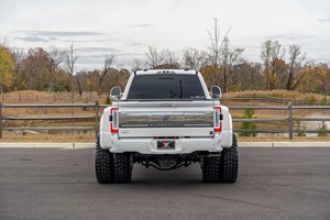 Ford F-450 Super Duty Platinum 2023 Usado en Buenas Condiciones, Certificado y Limpio - Product Image 2