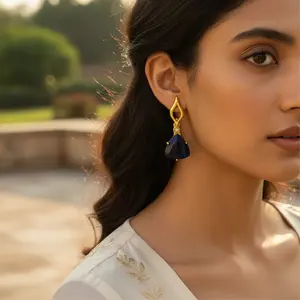 Pendientes Elegantes con Piedras Triangulares Chapados en Oro para Mujer - Product Image 2