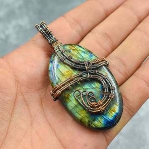 Prix de gros HARI OM CREATIONS Labradroit Gem Malachite Pyramide Vintage Laiton Plaqué Or Fil Enroulé Pendentif Pierre de Naissance - Product Image 3