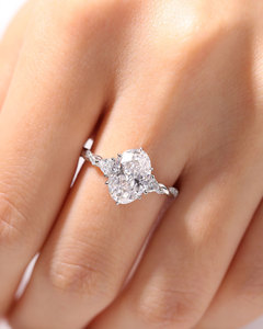 Anillo de compromiso de tres piedras de moissanita de corte ovalado de 12x8mm | Solitario de plata o oro con piedras laterales | Joyería fina nupcial OEM - Product Image 1