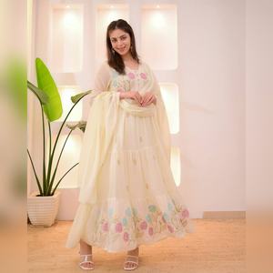 Kurti chanderi de diseñador exclusivo con bordado de lujo para uso formal y festivo en <span class=keywords><strong>m</strong></span>últiples tallas de la <span class=keywords><strong>M</strong></span> a la 3XL, estilo étnico. - Product Image 1