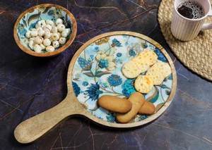 El plato de bandeja hecho a mano redondo de madera de mango azul se muestra en pizarra El plato presenta un diseño floral azul y blanco - Product Image 3