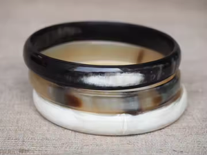 Brazaletes de cuerno hechos a mano para un estilo atemporal y elegancia natural por Crescent Crafts - Product Image 5