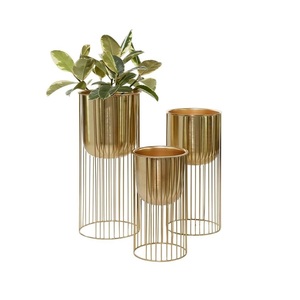 Vase de plateau en métal de qualité supérieure de conception moderne de haute qualité sur support en aluminium brut pour patio de jardin luxueux - Product Image 6