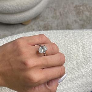 Anillo de Compromiso y Boda Solitario con Diamante Ovalado de 4 Quilates Cultivado en Laboratorio, Oro Blanco de 18K, Certificado IGI, Regalo de Lujo para Ella - Product Image 1