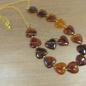 Collier haut de gamme Bijoux de mode pour femmes de l'Inde Look tendance Collier en résine fait main avec finition attrayante - Product Image 1