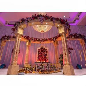 Elegante Mandap de boda de triple poste dorado para bodas hindúes, decoración de fibra hecha a mano del Reino Unido, según boda hindú, Vidhi Tridev - Product Image 1