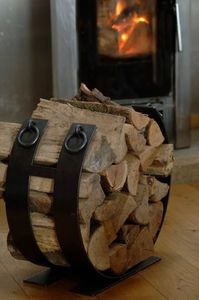 Estante de troncos de hierro forjado vintage hecho a mano con estilo atrevido y acabado rústico ideal para interiores acogedores de estilo cabaña - Product Image 4