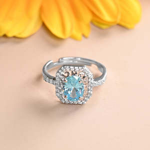 Anillo para Hombre CLARA, Plata de Ley 925, Talla Ajustable, Topacio Azul Carol, Corte Ovalado, Geométrico, Rodio, Joyería Fina para Hombre - Product Image 2