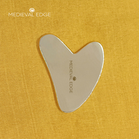 Rouleau de massage facial en métal Kansa Ayurveda Medieval Edge KFRG001 en forme de cœur, outil de raclage Gua Sha pour un massage éclatant, massage manuel pour le visage