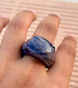 Bague en pierres précieuses de sodalite naturelle sculptée à la main Bague de déclaration Bijoux en pierres précieuses de sodalite à facettes Bijoux de style unique - Product Image 3