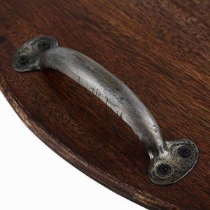 Tabla de cortar de madera con textura de Nogal Marrón oscuro, bandeja para servir con asas de metal, organizador y plato de cocina versátil - Product Image 4