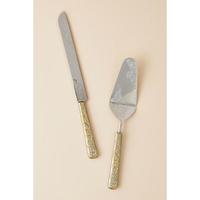 Serveur de gâteau poli en argent attrayant pour les fêtes de jardin et les célébrations avec des détails charmants à un coût très bas