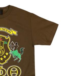 Camiseta gráfica Iota Phi Theta Shield Camiseta de fraternidad marrón y dorada Ropa clásica de vida griega para miembros y ex alumnos - Product Image 3