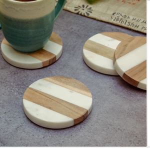 Juego de posavasos redondos de mármol blanco con un delicado diseño de incrustaciones de hojas y puntos de latón está disponible a precios de mayoreo. - Product Image 5