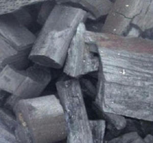 Charbon de bois en bois dur de chêne noir 100% naturel en forme de morceaux à vendre Utilisation dans l'industrie chimique Origine France - Product Image 1