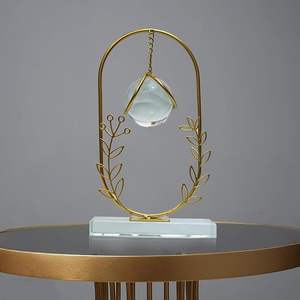 Ornement de boule de cristal, boule propre avec support en fer doré, design moderne simple, art déco, mariage - Product Image 1