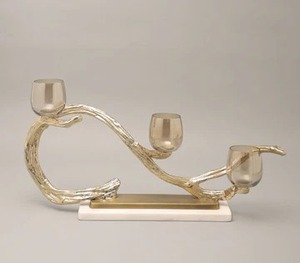 Superbe bougeoir doré avec verre idéal pour la décoration de table à manger et de centre de table - Product Image 2