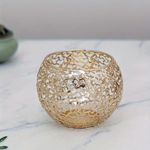 Portavelas votivo de metal de diseño moderno con acabado dorado perfecto para comedor y sala de estar - Product Image 1