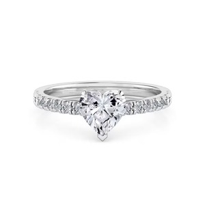 Regalo romántico para ella: anillo de oro macizo de 14 quilates con diamante cultivado en laboratorio en forma de corazón de 1.20 quilates (F-VS2) que repose suavemente sobre una banda de diamantes. - Product Image 3