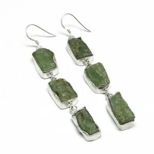 Boucles d'oreilles manchette Shri Ashapura Jewels Morning Bright Green Moss Prehnite Bohemian Lovers en argent sterling 925 avec pierre brute – Vente en gros - Product Image 1