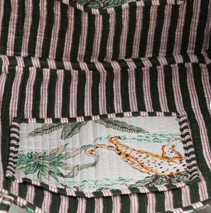 Sac fourre-tout matelassé de luxe blanc pour femmes grande capacité sac à provisions de voyage décoratif personnalisé imprimé jungle avec cordon de serrage - Product Image 2