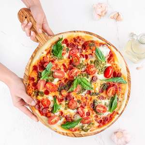 กระดานเสิร์ฟพิซซ่าไม้มะกอกตูนิเซียทำด้วยมืองานฝีมือทำจากไม้คุณภาพระดับพรีเมียมสำหรับการนำเสนออาหาร - Product Image 5