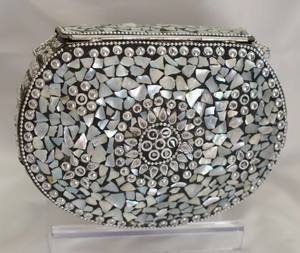 กระเป๋าคลัทช์โลหะลายดอกไม้สไตล์วินเทจทำมือโมเสกดีไซน์พรีเมี่ยม - Product Image 2