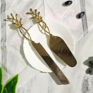 ชุดเสิร์ฟเค้กแต่งงาน/วันเกิดสีทอง-สำหรับกิจกรรมประกอบด้วยมีดเค้กและเซิร์ฟเวอร์ - Product Image 1