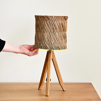 Lampe de table trépied en bois rustique avec abat-jour tissé naturel lampe de bureau de chevet décorative pour salon chambre décor lumières