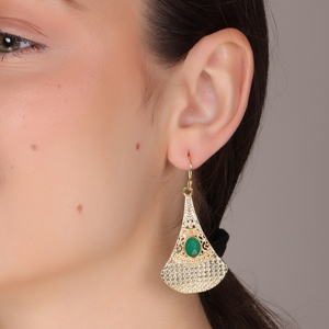 Boucles d'oreilles en alliage de cuivre en laiton Dua fabriquées à la main en onyx vert | Bijoux de mariage pour femmes à la mode en plaqué or 18 carats | Fabriqué en Inde - Product Image 6