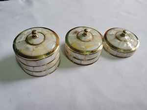 Mode Mosaïque Conception Ronde En Laiton Kumkum Boîte Nacre Incrustation pour Femme Sindoor & Stockage De Bijoux - Product Image 3