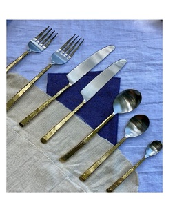 Ensemble de couverts en acier inoxydable finition mate manche en métal en laiton comprenant cuillère fourchette couteau ensemble de couverts de service alimentaire pour le dîner utilisé - Product Image 1