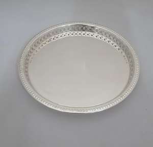 Plateau de service à salade décoratif gravé à la main de qualité supérieure Plateau de service en métal de forme arrondie avec poignées - Product Image 2