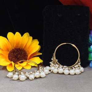 Pendientes de aro de diseño indio clásico Pearl Bali con giro moderno para uso durante todo el día, regalo de cumpleaños y Festival para los seres queridos - Product Image 1