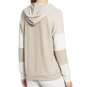 Sweat à capuche uni de style minimaliste avec poche frontale, pull-over tendance de couleur unie avec logo imprimé et cordons de serrage pour plus de confort - Product Image 2