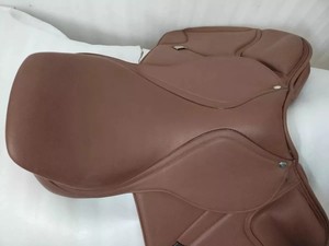 Selle de saut anglaise en cuir de qualité supérieure conçue pour la performance - Product Image 2