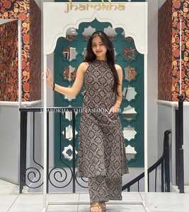 Indian Boutique Best Pure Cotton Muslin Kurti con pantalones Mujeres Indian & Pakistani Top y pantalones disponibles para niñas y mujeres - Product Image 4