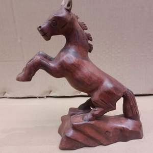 Caballo de madera hecho a mano, tallado decorativo, arte de madera único, para el hogar Decoración rústica, regalo ecuestre, escultura de caballo tallada a mano - Product Image 2