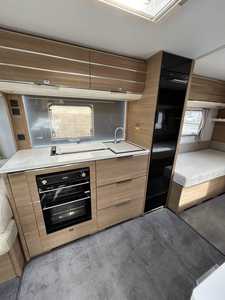 Autocaravana Económica Tipo Alcoba 2025 Renegade Valencia 38RB de Lujo Euro 3 para 4-6 Pasajeros con Piso de Aluminio y Acrílico Ajustable - Product Image 2
