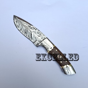 Diseño personalizado hecho a mano patrón de plumas de acero de Damasco Skinner caza/cuchillo de Camping hoja fija con mango de madera OEM - Product Image 5
