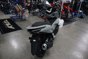 ข้อเสนอขายส่งที่ดีที่สุด สกู๊ตเตอร์ PCX สีเทา ดีไซน์ทันสมัย ใหม่เอี่ยม - Product Image 3