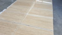 Carreaux de travertin à veinage clair 2025, revêtement de sol en pierre naturelle antidérapant, finition lisse, blanc, taille coupée, fabriqué en Turquie