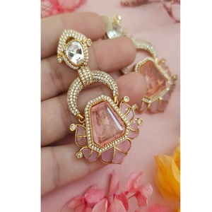 Pendientes elegantes de diseñador para mujer, accesorios de moda para fiesta con piedra de circón para regalos - Product Image 1