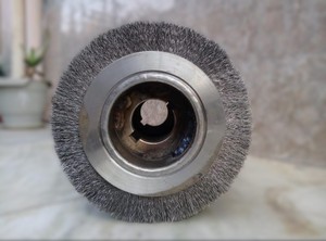 Brosse à rouleaux en fil d'acier industriel en vente chaude pour l'ébavurage ou l'élimination de la rouille et la préparation de surface, disponible pour la vente en gros - Product Image 2