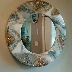 Espejo de Pared Decorativo de Resina Moderna Hecho a Mano para un Estilo Glamuroso y Lujoso con Opciones Personalizables - Product Image 1