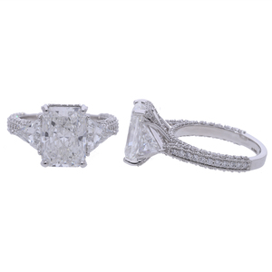 Bague pour femme en or 14 carats avec diamant de laboratoire de 4 carats, taille radiant, diamants latéraux en triangle, accents plaqués rhodium, certifiée IGI - Product Image 1